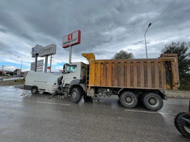 Sakarya'da karşı şeride geçerek kamyona çarpan panelvanın sürücüsü yaralandı G3