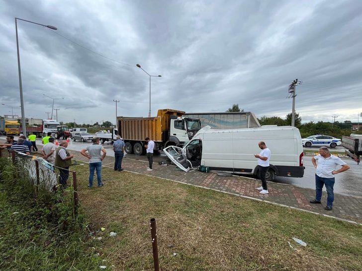 Sakarya'da karşı şeride geçerek kamyona çarpan panelvanın sürücüsü yaralandı G4