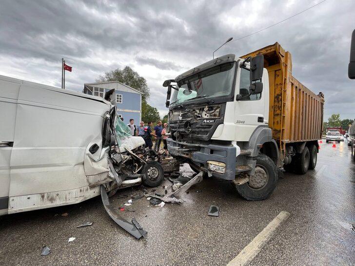 Sakarya'da karşı şeride geçerek kamyona çarpan panelvanın sürücüsü yaralandı G5