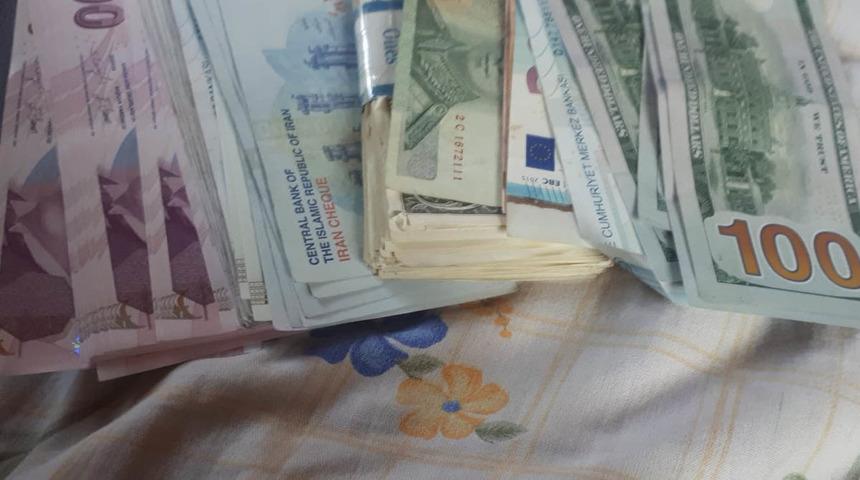 Yarım milyondan fazla para: Arabayla giderken yolda buldu! Telefondan WhatsApp'a girip...