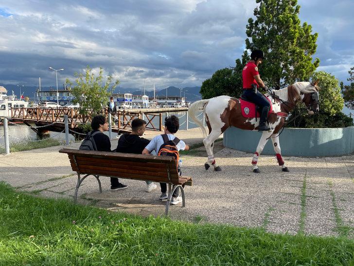Atlı polisler İzmit sahilinde denetim yaptı G4
