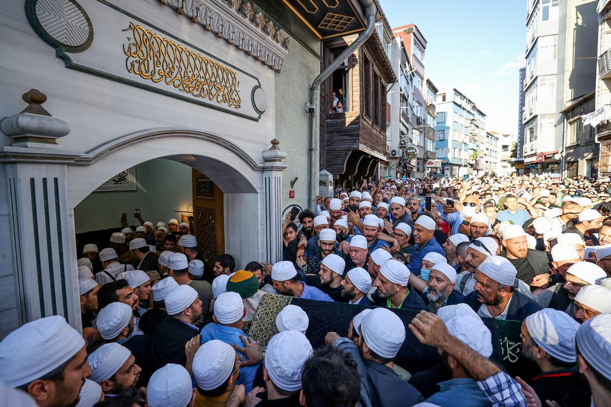 Mutasavvıf &Ouml;mer Tuğrul İnan&ccedil;er son yolculuğuna uğurlandı
