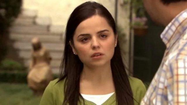 Aşk-ı Memnu'nun Cemile'si Pelin Ermiş süper minisiyle deniz kenarından poz verdi! 