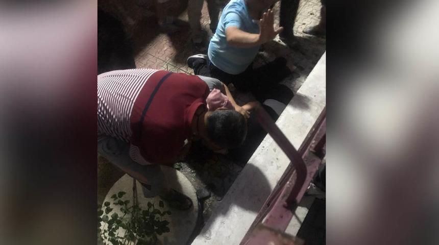 Komşusunu balkondan aşağı attı! Mahalle karıştı: Linç girişimi...