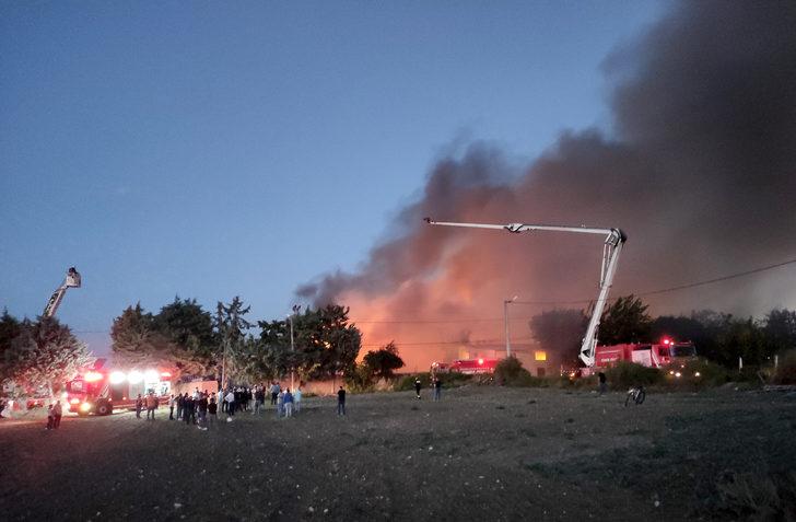 GÜNCELLEME 2 - Silivri'de elektrikli ev aletleri fabrikasındaki yangın söndürüldü G2