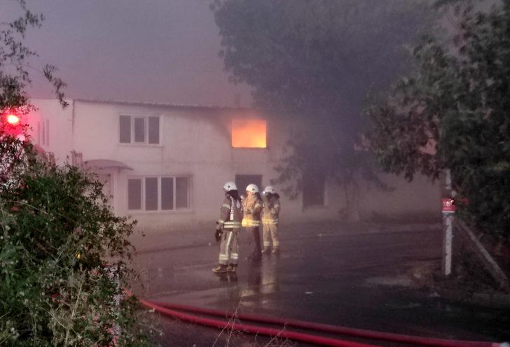 GÜNCELLEME 2 - Silivri'de elektrikli ev aletleri fabrikasındaki yangın söndürüldü G3