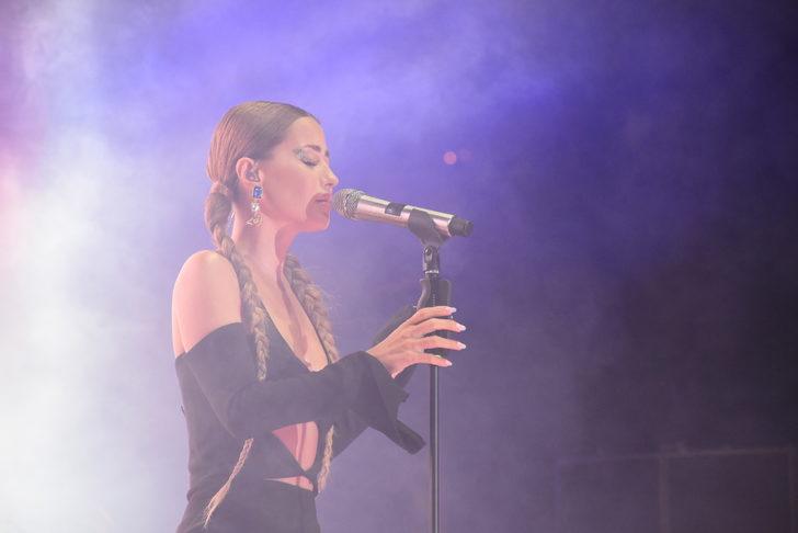 Bilecik'in kurtuluşunun 100. yılı etkinliklerinde şarkıcı Derya Uluğ konser verdi G2