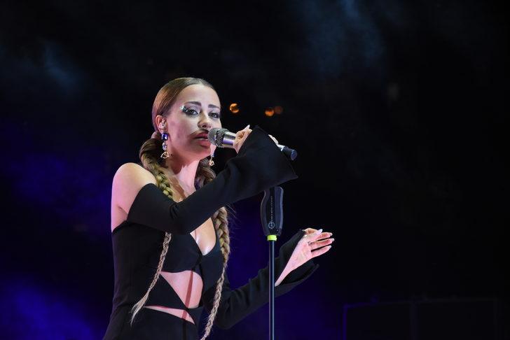 Bilecik'in kurtuluşunun 100. yılı etkinliklerinde şarkıcı Derya Uluğ konser verdi G3