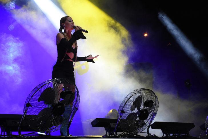 Bilecik'in kurtuluşunun 100. yılı etkinliklerinde şarkıcı Derya Uluğ konser verdi G4