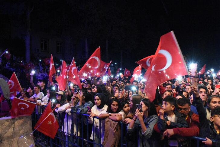 Bilecik'in kurtuluşunun 100. yılı etkinliklerinde şarkıcı Derya Uluğ konser verdi G5