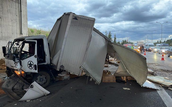 Tuzla'da iki kamyonetin çarpıştığı kazada 3 kişi yaralandı G3