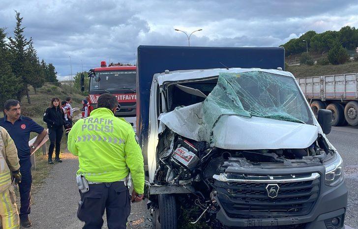 Tuzla'da iki kamyonetin çarpıştığı kazada 3 kişi yaralandı G5