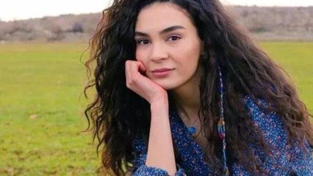 Cedi Osman ile evlenen Ebru Şahin'in mini etekli paylaşımı nefes kesti! Güzel olmaktan bıkmadın mı?