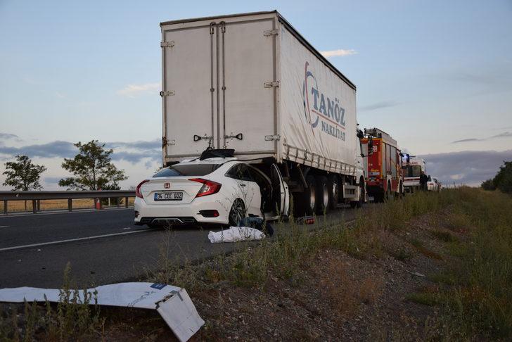 Konya'da kamyona arkadan çarpan otomobildeki 1 kişi öldü, 3 kişi yaralandı G4