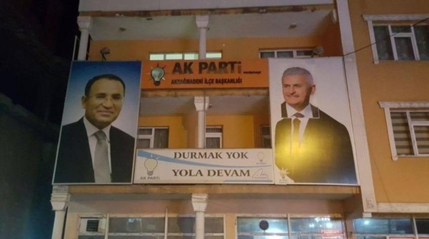 Ahmet Davutoğlu'nun fotoğrafının üstüne Binali Yıldırım'ın kafasını yapıştırdılar