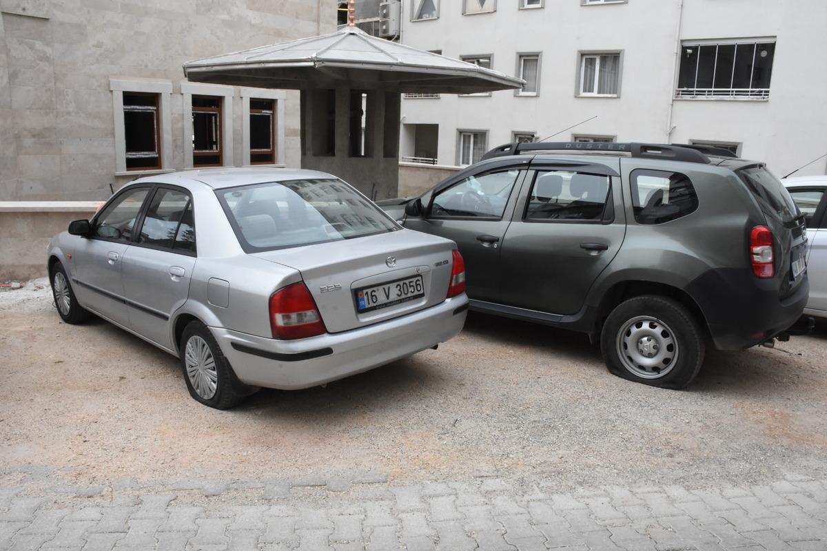 Bilecik'te aynı sokağa park edilen 11 aracın lastikleri kesildi