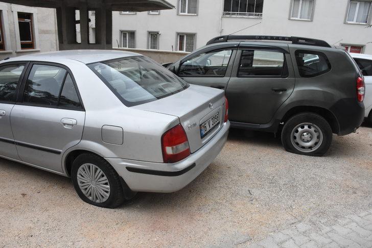 Bilecik'te aynı sokağa park edilen 11 aracın lastikleri kesildi G5