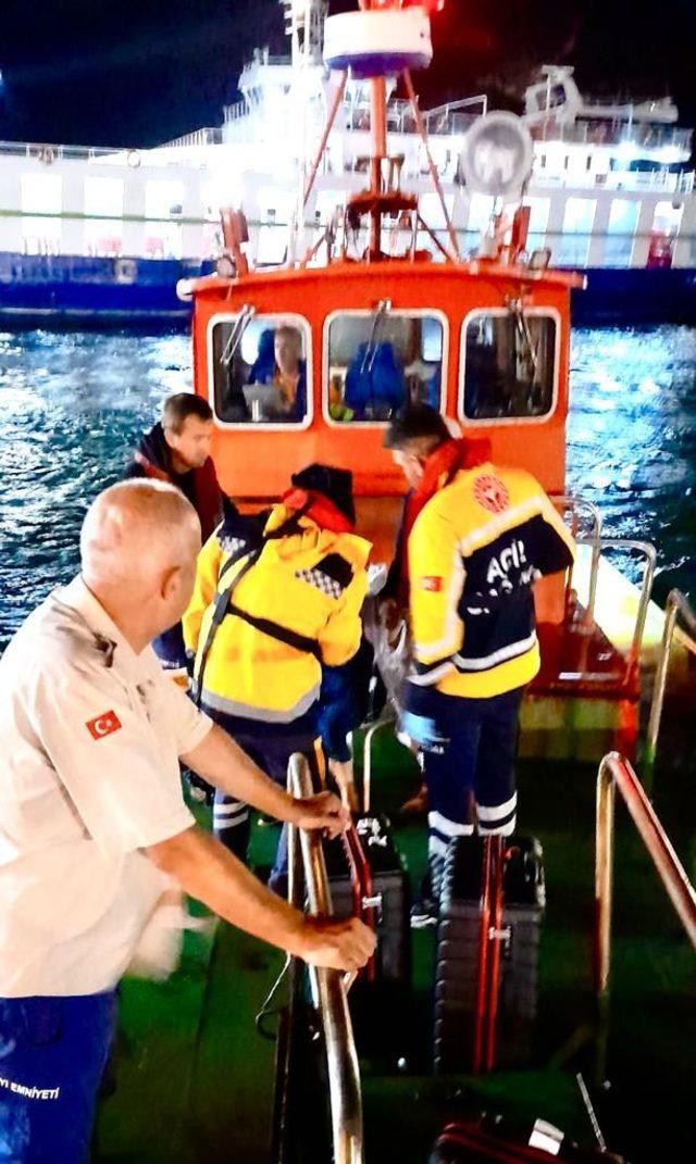 Gemide düşüp yaralanan kadın yolcunun tıbbi tahliyesi KEGM ekiplerince gerçekleştirildi