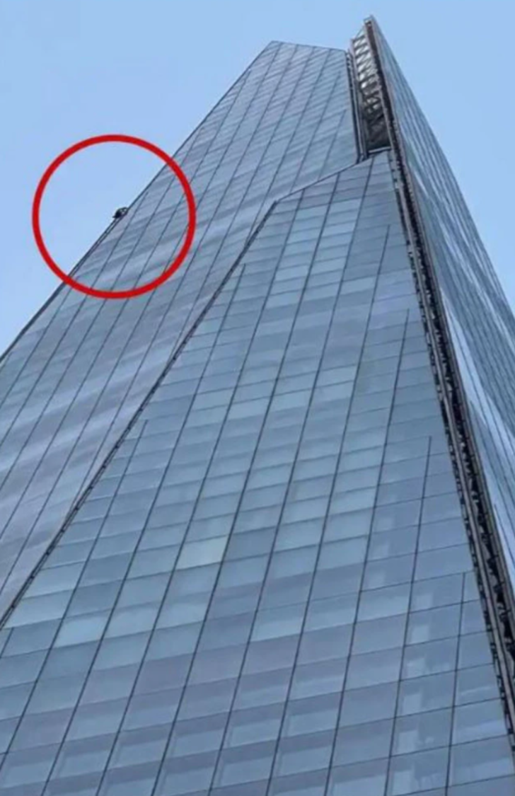 İngiltere’nin en yüksek binası The Shard’a yarı çıplak tırmandı! Tam 310 metredeki zirveden selfie attı G3