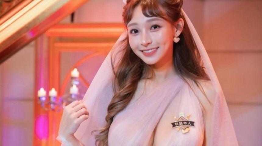 Göğüs estetiği eleştirilerine mayolu küvet pozuyla cevap verdi! Paylaşımı sosyal medyayı salladı