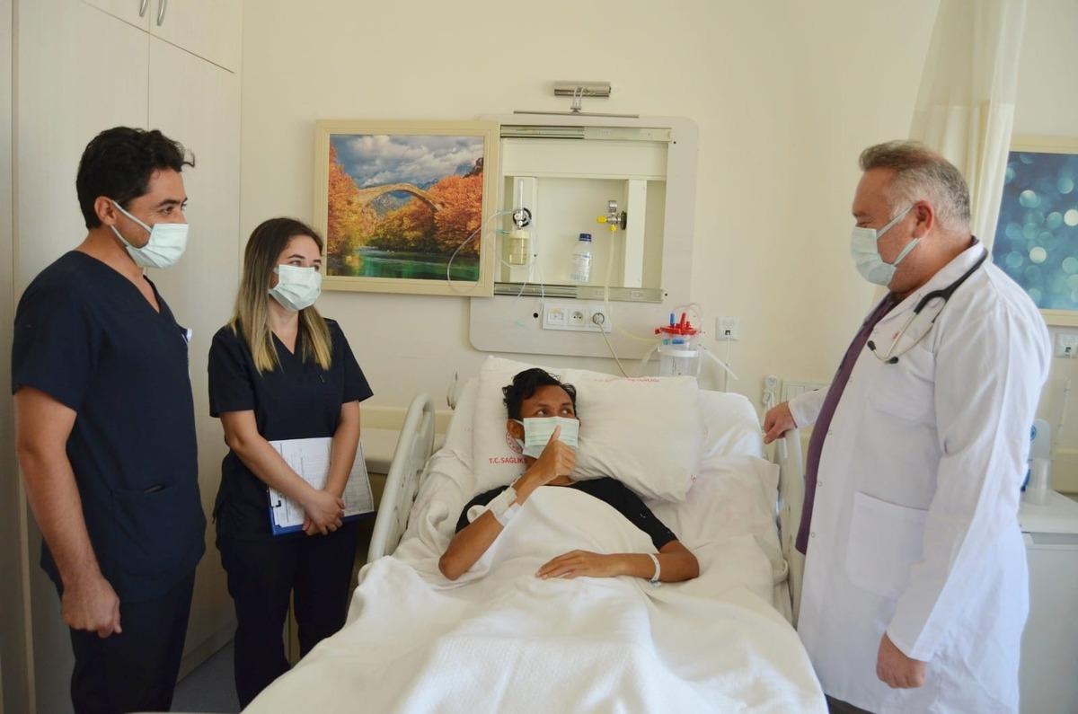 Endonezyalı turist tatil i&ccedil;in geldiği Alanya'da g&ouml;ğs&uuml;ndeki 3 kiloluk kitleden kurtuldu