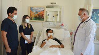 Endonezyalı turist tatil için geldiği Alanya'da göğsündeki 3 kiloluk kitleden kurtuldu