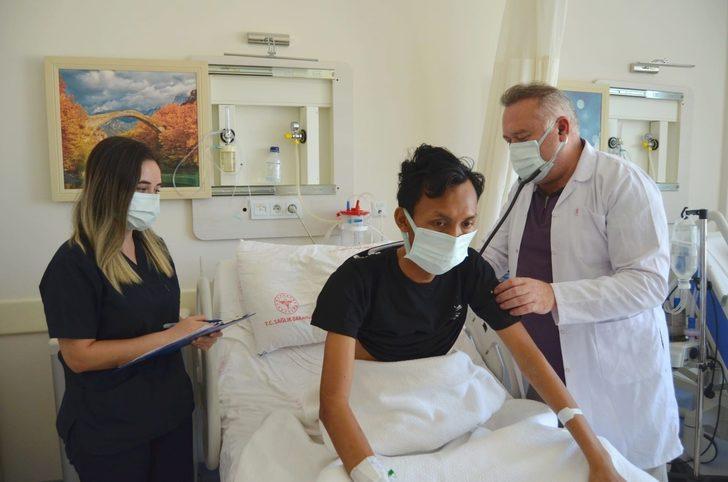 Endonezyalı turist tatil için geldiği Alanya'da göğsündeki 3 kiloluk kitleden kurtuldu G2