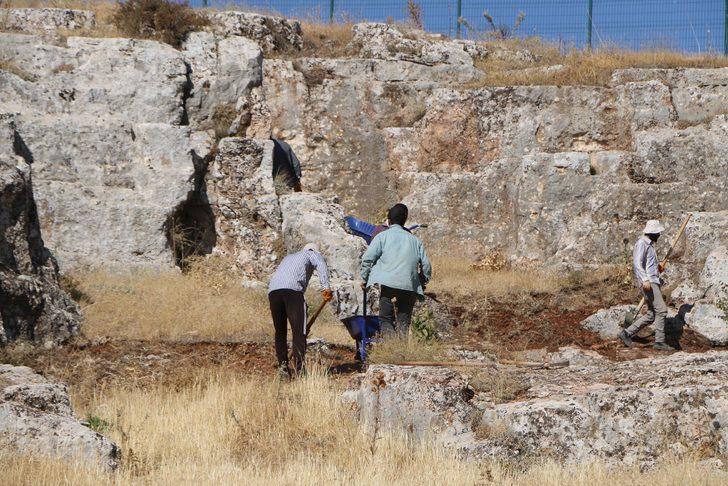 Kazı çalışmalarında ilginç keşif! Perre Antik Kenti'nde 1800 yıllık 4 insan iskeleti bulundu G4