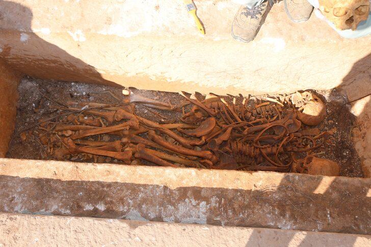 Kazı çalışmalarında ilginç keşif! Perre Antik Kenti'nde 1800 yıllık 4 insan iskeleti bulundu G3
