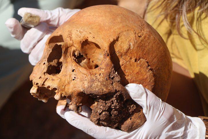 Kazı çalışmalarında ilginç keşif! Perre Antik Kenti'nde 1800 yıllık 4 insan iskeleti bulundu G2