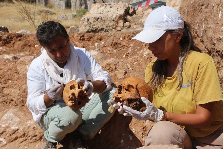 Kazı çalışmalarında ilginç keşif! Perre Antik Kenti'nde 1800 yıllık 4 insan iskeleti bulundu G1