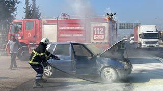 Hatay’da seyir halindeki otomobilde yangın çıktı