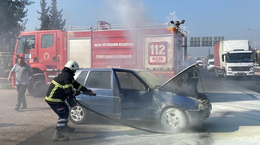 Hatay’da seyir halindeki otomobilde yangın çıktı