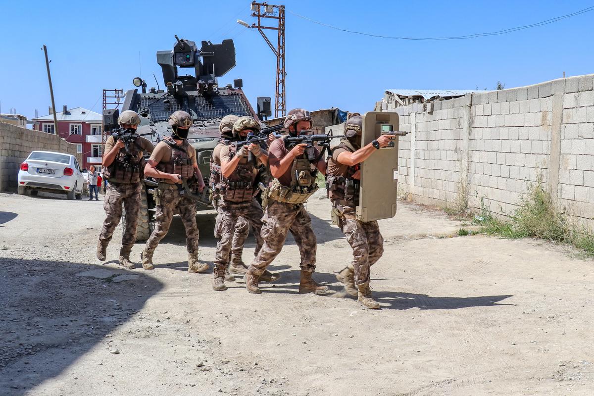 Van'da 13 d&uuml;zensiz g&ouml;&ccedil;men yakalandı