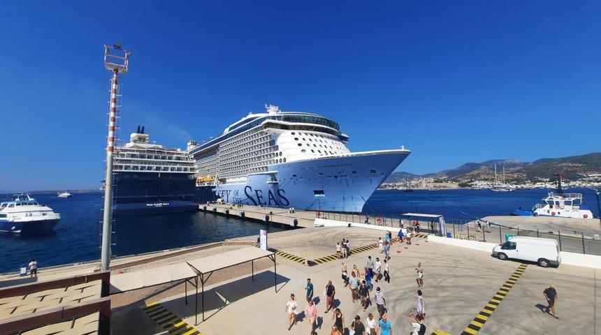 Bodrum'a 2 kruvaziyerle 5 bin 316 yolcu geldi