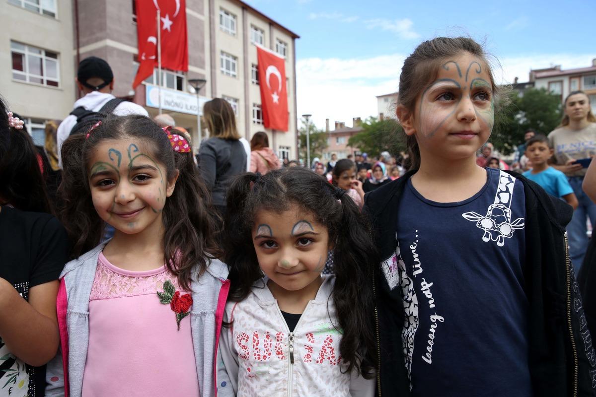 Sivas Belediyesinden ilk kez okul heyecanı yaşayan 6 bin &ccedil;ocuğa kırtasiye desteği