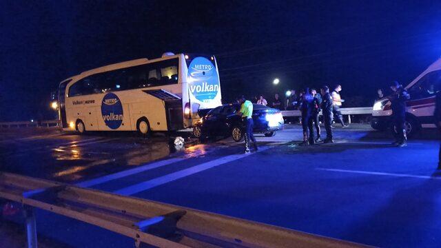 Edirne'de otobüse çarpan otomobildeki 2 kişi yaşamını yitirdi
