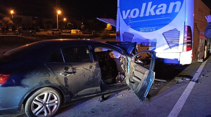 Edirne'de otobüse çarpan otomobildeki 2 kişi yaşamını yitirdi