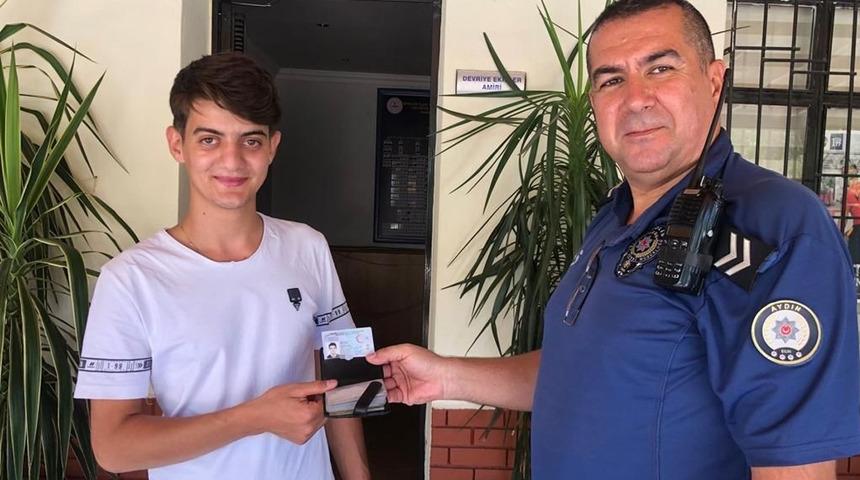 Recep Tayyip Erdoğan'ın kimliğini polisler teslim etti! Yerde buldular, görünce şaşkınlıklarını gizleyemediler