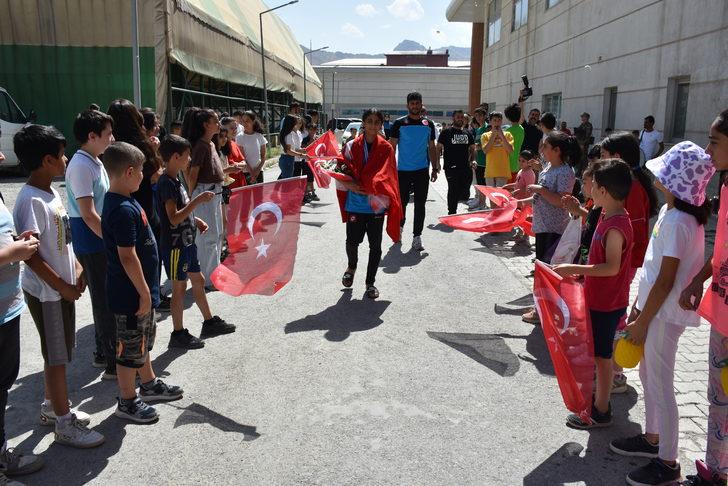 Balkan ikincisi olan Rojda, Hakkari'de coşkuyla karşılandı G2