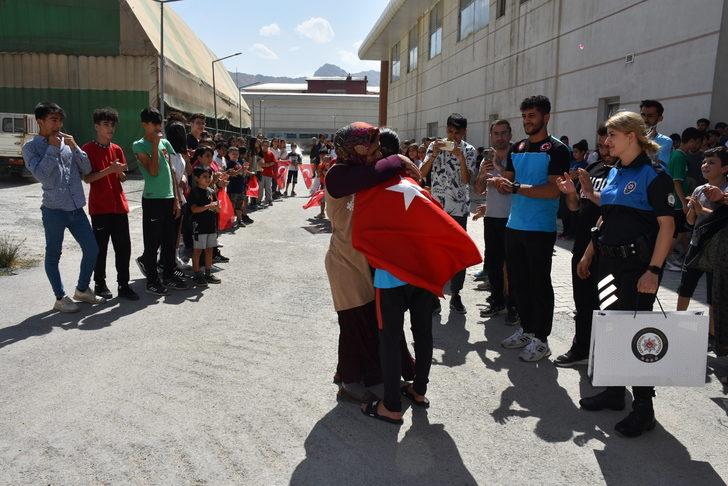 Balkan ikincisi olan Rojda, Hakkari'de coşkuyla karşılandı G3
