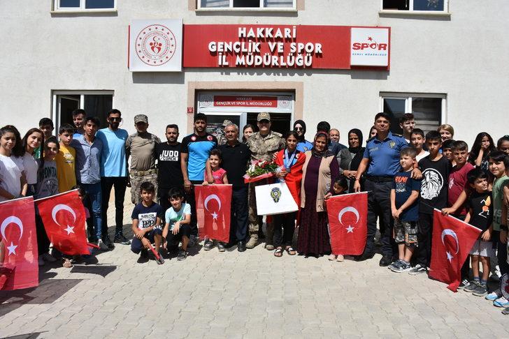 Balkan ikincisi olan Rojda, Hakkari'de coşkuyla karşılandı G4