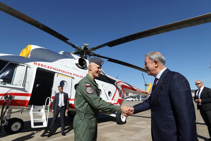 Polonya'daki Orta ve Doğu Avrupa'nın en büyük askeri fuarı törenle açıldı G1