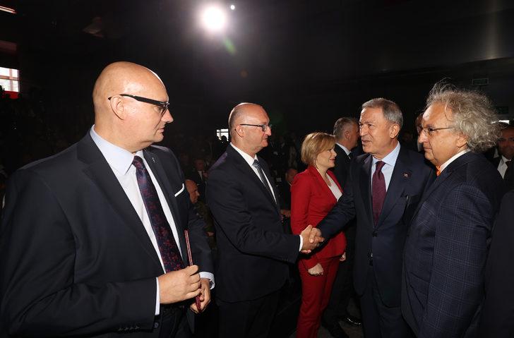 Polonya'daki Orta ve Doğu Avrupa'nın en büyük askeri fuarı törenle açıldı G2