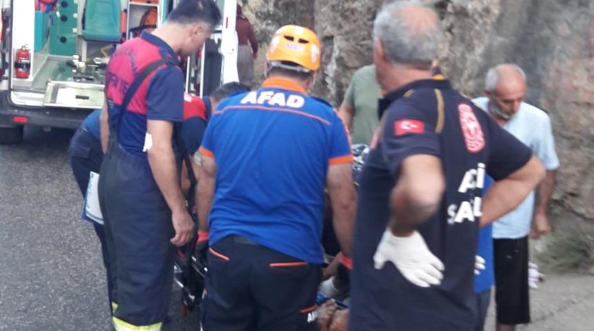 Adıyaman'da hafif ticari araç ile motosiklet çarpıştı, 7 yaralı