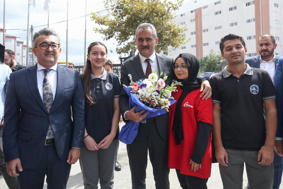 Milli Eğitim Bakanı &Ouml;zer, mesleki eğitimlerini tamamlayıp işe başlayan &ouml;ğrencilerle bir araya geldi: