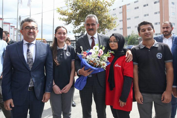 Milli Eğitim Bakanı Özer, mesleki eğitimlerini tamamlayıp işe başlayan öğrencilerle bir araya geldi: G1