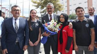 Milli Eğitim Bakanı Özer, mesleki eğitimlerini tamamlayıp işe başlayan öğrencilerle bir araya geldi: