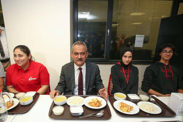 Milli Eğitim Bakanı Özer, mesleki eğitimlerini tamamlayıp işe başlayan öğrencilerle bir araya geldi: G2