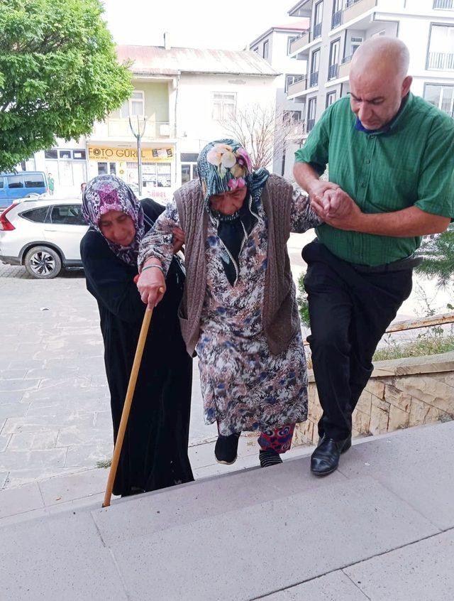 Nüfus müdürlüğü memuru, yaşlı kadını 1. kattaki müdürlük ofisine sırtında taşıdı